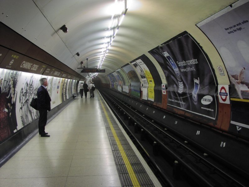 Hitna evakuacija u Londonu: Stanica metroa puna dima, svedoci čuli prasak