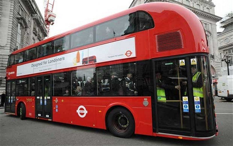 Drama u Londonu: Gradski autobus uleteo u prodavnicu, putnici zarobljeni