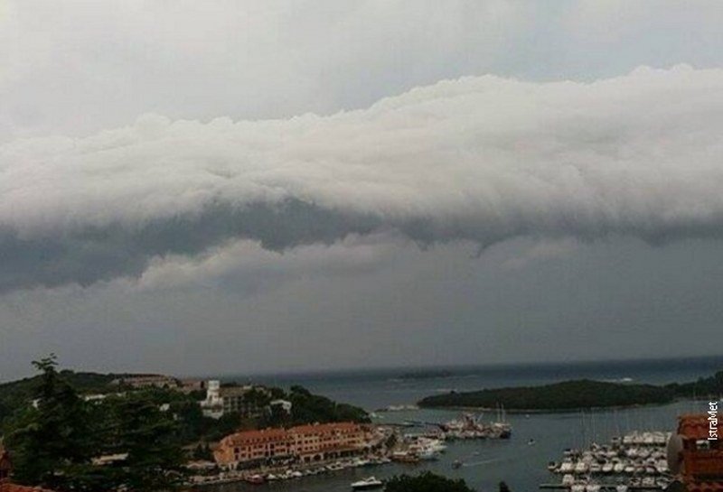 Oluja stigla do Istre, u Puli vetar čupa stabla
