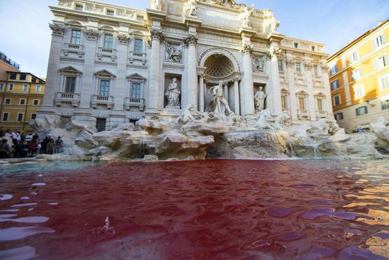 Fontana Trevi postala krvavo crvena (Foto)