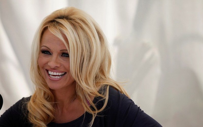 Zaljubljena Pamela Anderson: Zbog 18 godina mlađeg fudbalera se seli u Francusku