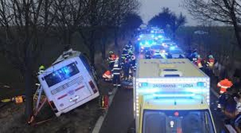 Autobus sletio sa puta u Pragu, troje poginulih, 30 osoba povrijeđeno