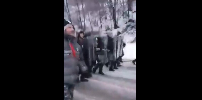 BiH: Policija oterala veterane koji su blokirali put (Video)