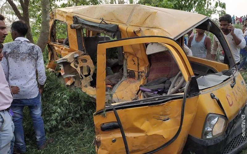 Sudar školskog kombija i voza u Indiji, 13 mrtvih