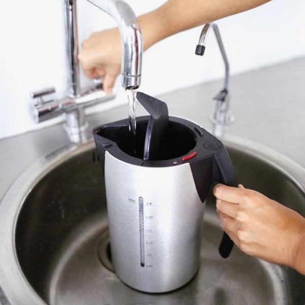 Preporodite se: Najlakši trik za čišćenje kuvala za vodu (Video)