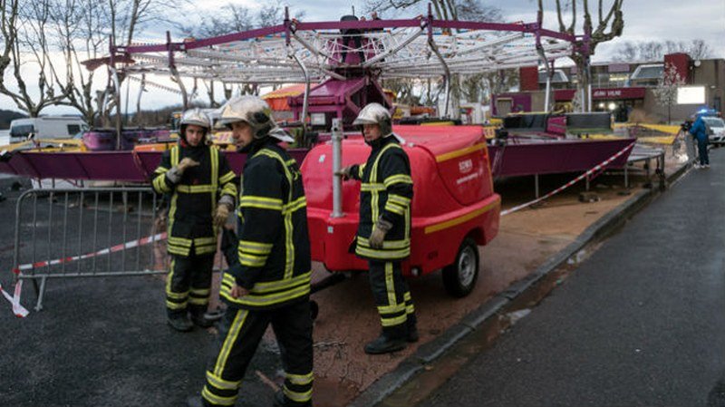 Srušila se vrteška u Francuskoj, stradao muškarac, povređeno 12 osoba