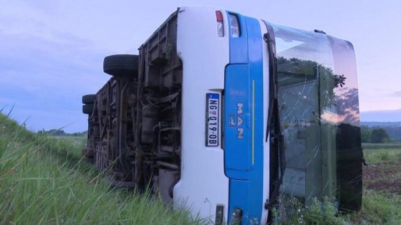 Prevrnuo se autobus koji je vozio đake, očevici tvrde da je vozač bio pijan