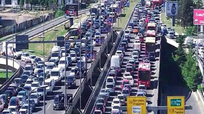 Kolaps u Beogradu, nikad veća gužva: Automobili ne mogu ni da mrdnu (Foto)