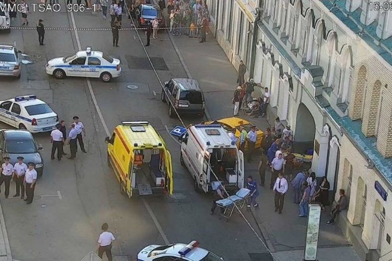 Taksi uleteo među ljude u Moskvi, osmoro povređenih