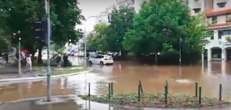 Ulice Beograda pod vodom, na auto-putu kolaps
