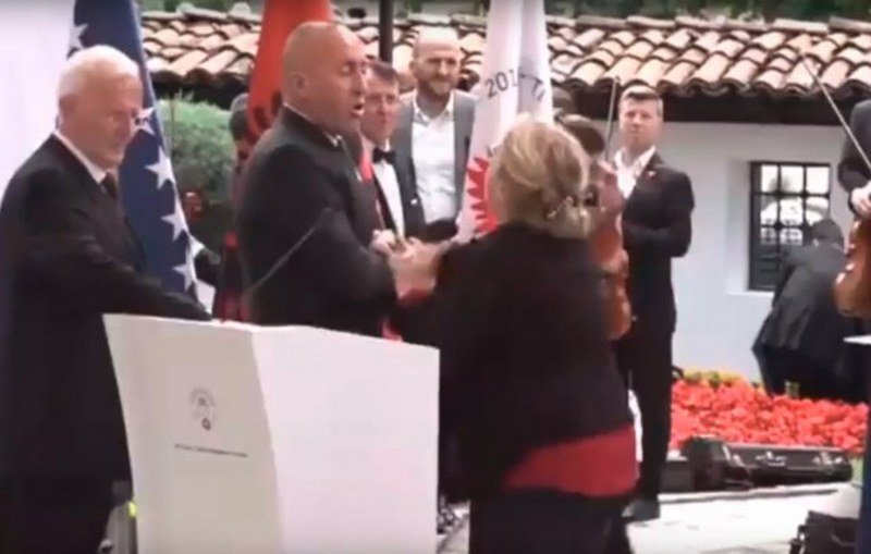 Skandal na Kosovu -  Haradinaj gurao ženu sa bine (Video)