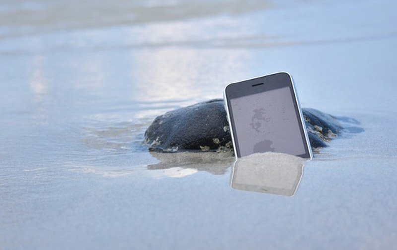 Savjet za ljeto: Kako spasiti mobilni telefon od slane vode