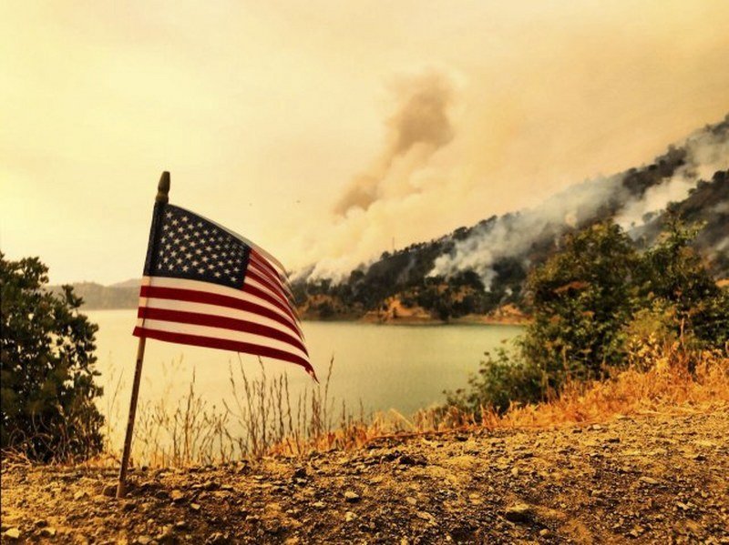 Vanredno stanje u Kaliforniji: Požar se upetostručio (Foto)