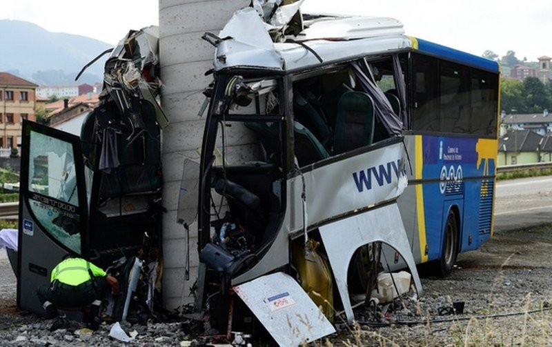 Autobus se -zakucao- u betonski zid, petoro mrtvih