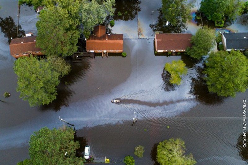 Uragan -Florens- odneo osam života, u toku borba sa poplavama