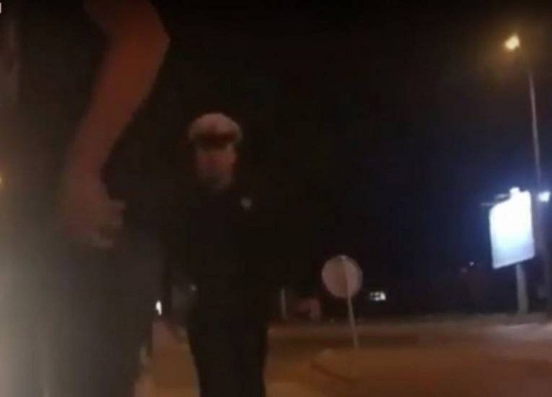 Policajac Srpske prijeti mladom građaninu: -Ako te udarim pašćeš u Crkvenu- (Video)