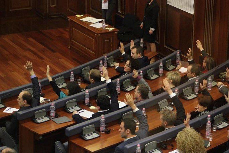 Kosovski parlament podržao vojsku Kosova, Srbi napustili sednicu