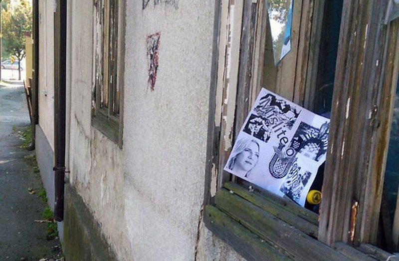 Na ulicama u Bijeljini leci sa ustaškim simbolima i fotografijom ustaške unuke Željke Cvijanović