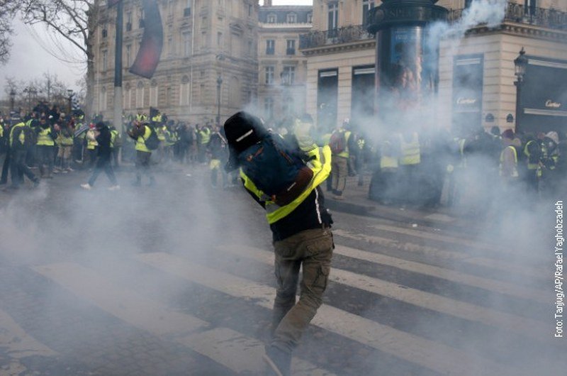 -Žuti prsluci- na ulicama Pariza - Policija suzavacem na demonstrante (Video)