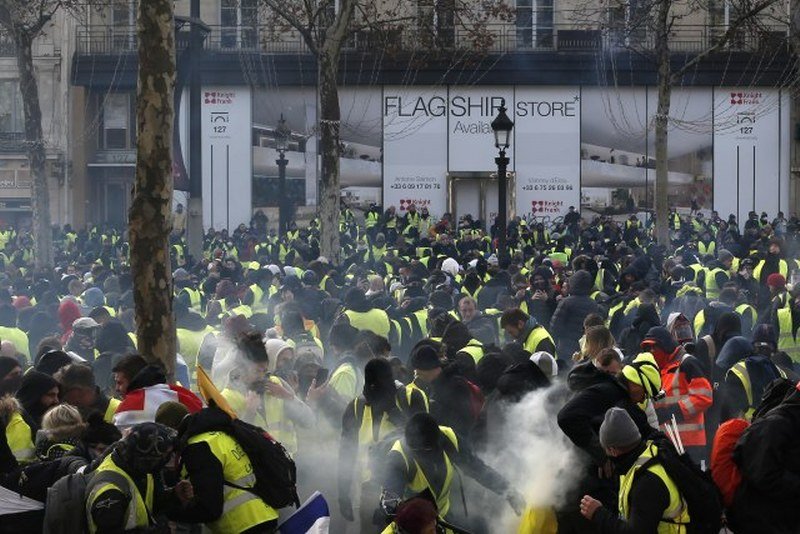 Opsadno stanje, hapšenja širom Francuske