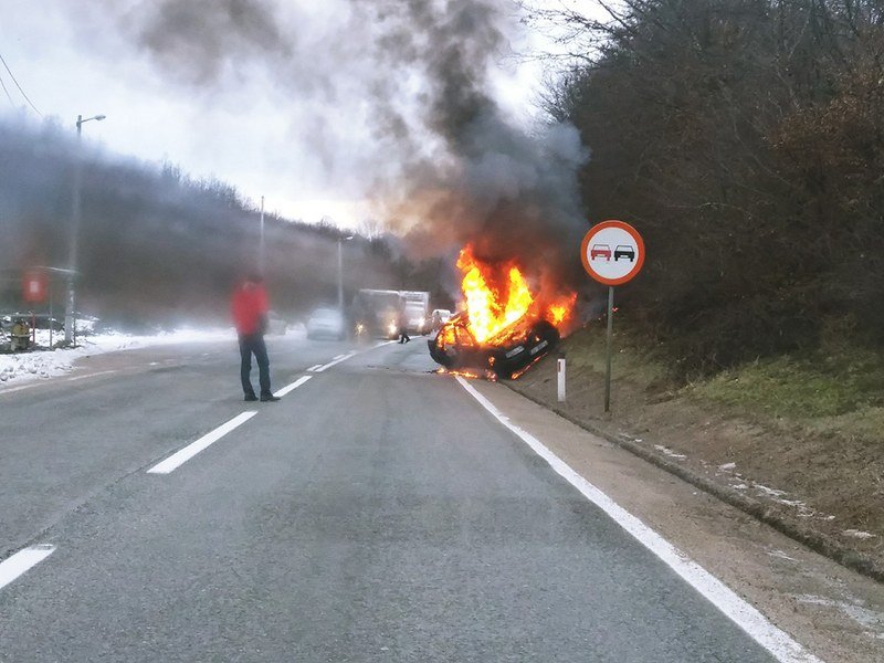 Banja Luka - Automobil u vožnji potpuno izgorio, vozač stradao
