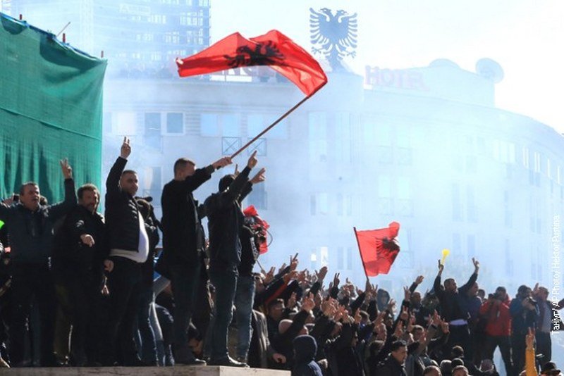 Antivladin protest u Tirani prerastao u nasilje (Video)