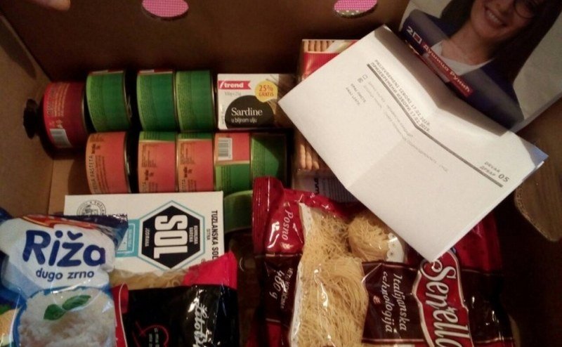 Ponižavajuće - Dodik i SNSD dijele jeftine pakete sa hranom u kampanji Dušice Runić za načelnika Drvara