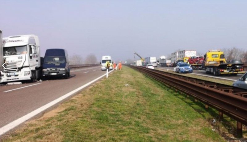 Lančani sudar 100 vozila u Italiji - Jedna osoba poginula, više od 30 povrijeđeno (Video)