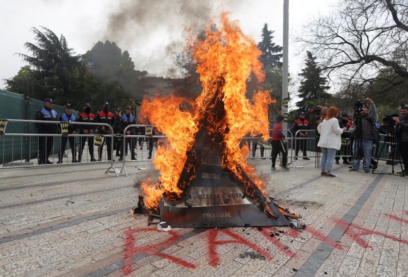 Traže ostavku Rame - Neredi u Tirani- Demonstranti na policiju bacali dimne bombe