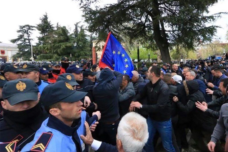 Tirana - Opozicija blokirala puteve i traži ostavku Rame - Policija odgovorila suzavcem i vodenim topovima