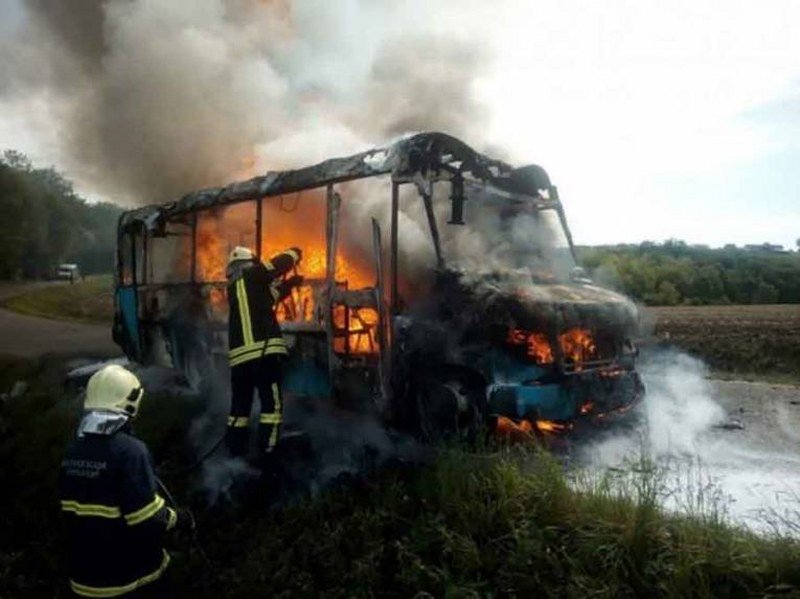 Kod Prnjavora izgorio mini-bus (Video)