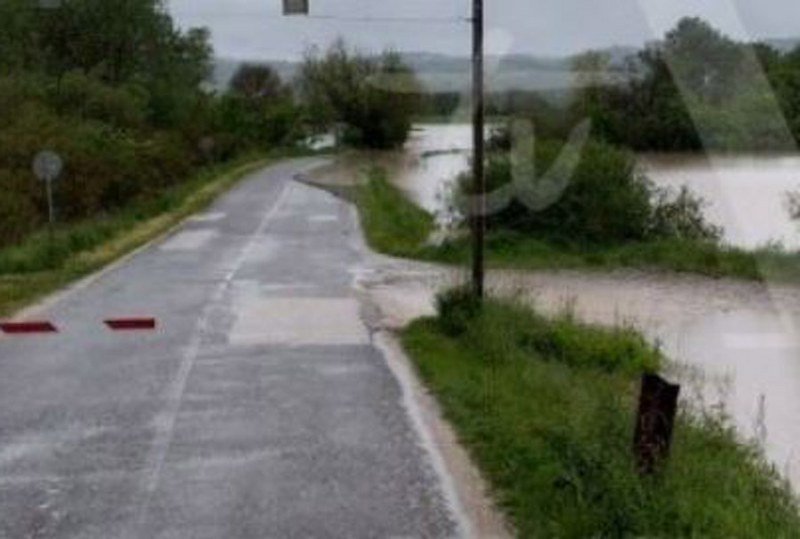 Voda prodire do kuća: Poplavljen lokalni put Doboj-Modriča