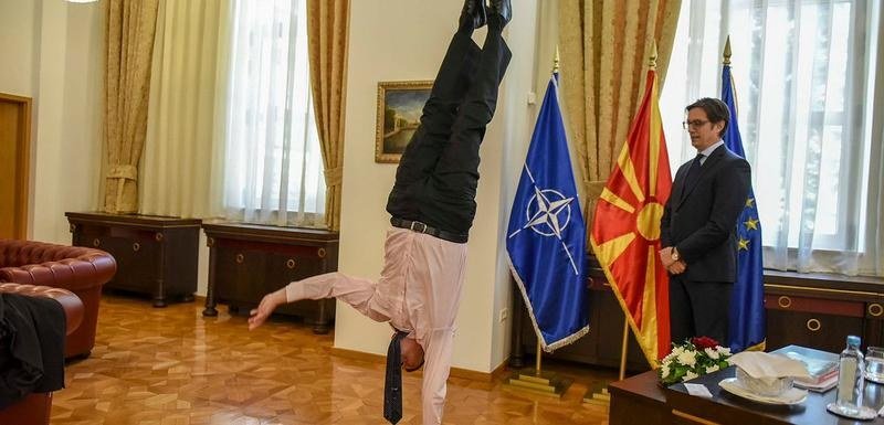 Diplomatska gimnastika - Ambasador Izraela demonstrirao stoj na šaci predsjedniku Sjeverne Makedonije