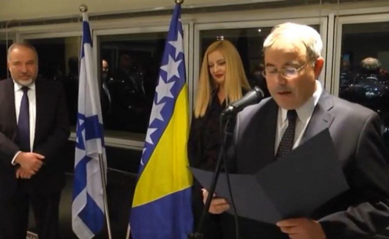 Bivši počasni konzul BiH sada radi kao konzul Srbije - Nikolića -otjerao- Dodik, a primio Vučić