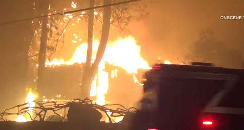 Buktinja guta sve pred sobom: Zbog požara evakuisano 2.000 stanovnika, brojni domovi uništeni