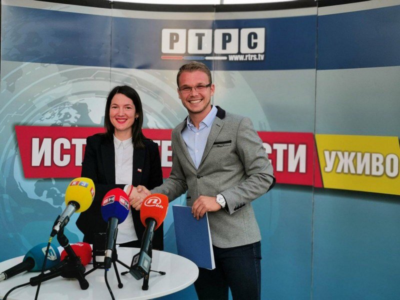 Trivićeva i Stanivuković ponovo čitali vijesti ispred RTRS (Video)