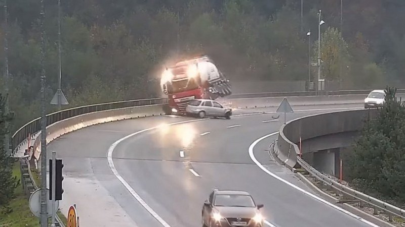 Stravična nesreća kod Ljubljane - Kamion pao s nadvožnjaka, vozač poginuo (Video)