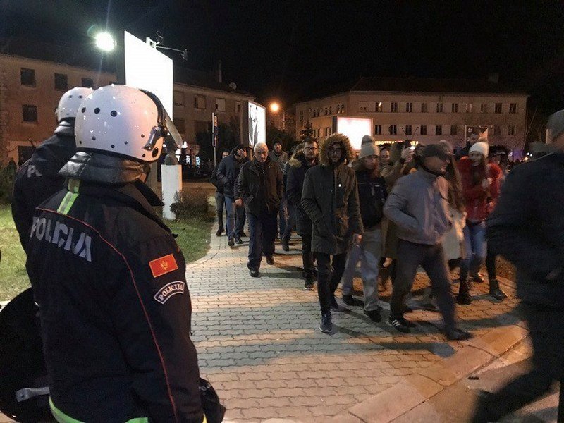 Mirne protestne šetnje večeras širom Crne Gore (Video)