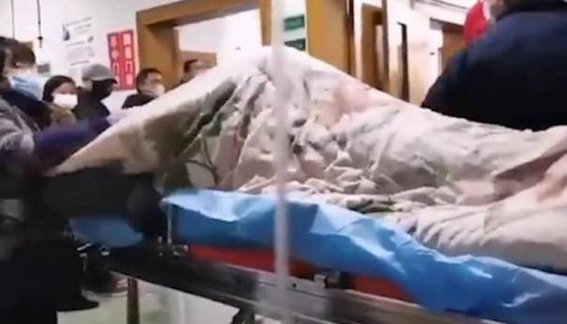 Ovako izgleda čovjek obolio od koronavirusa - groznica, napadi i konvulzije (Video)