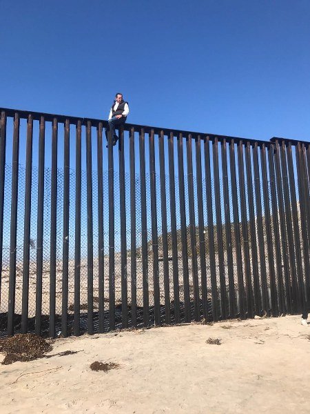 Meksički kongresmen se popeo na zid kako bi “pozdravio” Trampa