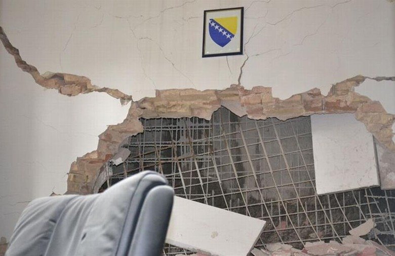Urušio se zid u zgradi Oružanih snaga BiH, evakuirani zaposleni
