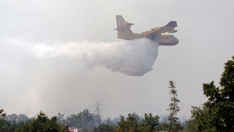 Požar kod Obrovca zahvatio kuću – evakuisani meštani, čuju se eksplozije