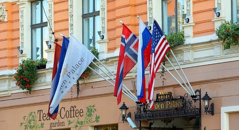 Napadači upali u hotel u centru Rige