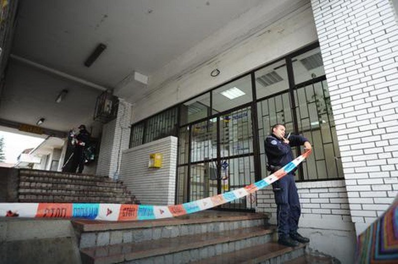 Naoružani lopovi upali u poštu i vikali: -Ovo je pljačka- za minut je sve bilo gotovo (Foto)