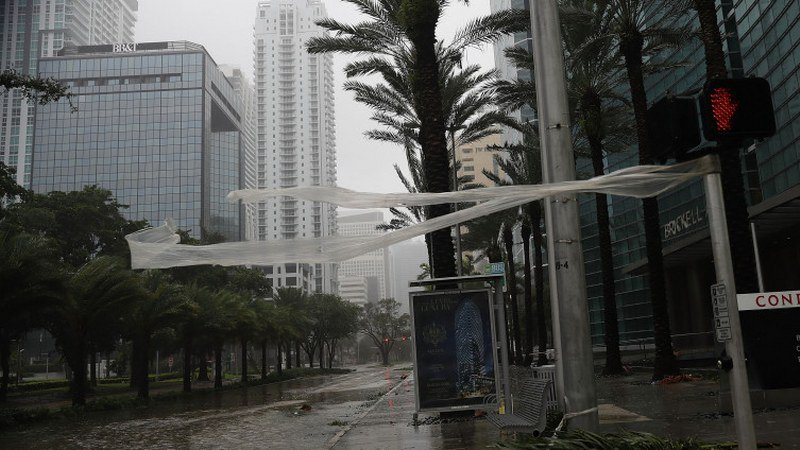 Policija na Floridi upozorila građane: Nemojte pucati oružjem na uragan, tako ga nećete otjerati