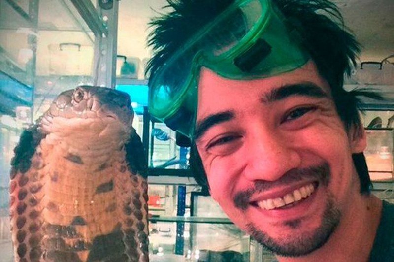 Rus izvršio najbizarnije samoubistvo uživo, uz zmiju otrovnicu (Foto-Video)