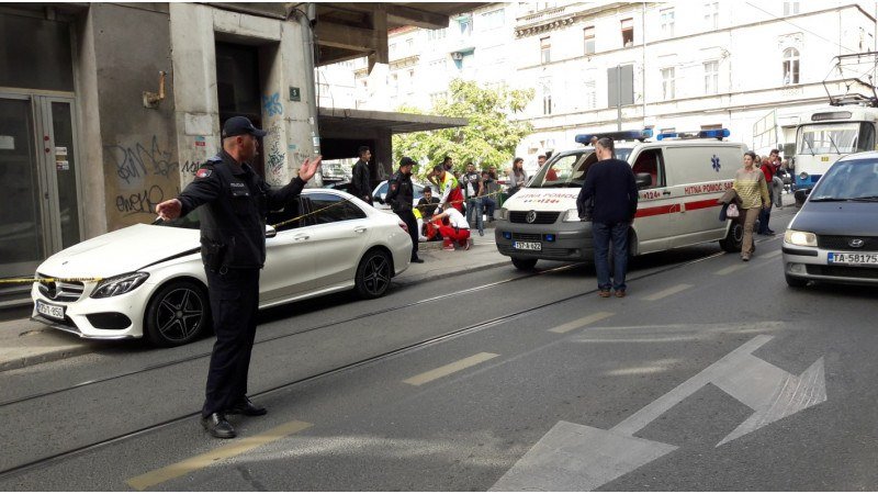 Udes u centru Sarajeva: Mercedes na trotoaru -pokupio- dvojicu mladića