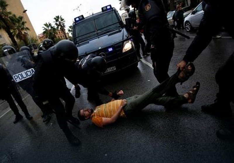 Krv na ulicama Katalonije: Policija puca gumenim mecima, sukobi ispred birališta, ima povređenih (Foto-Video)