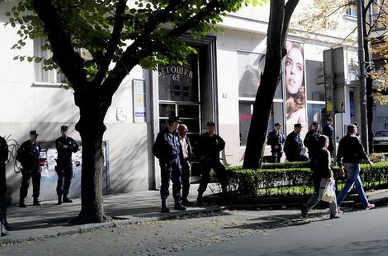 Policija ispred Njegoševe 65: Iseljavaju majku sa dvoje male dece
