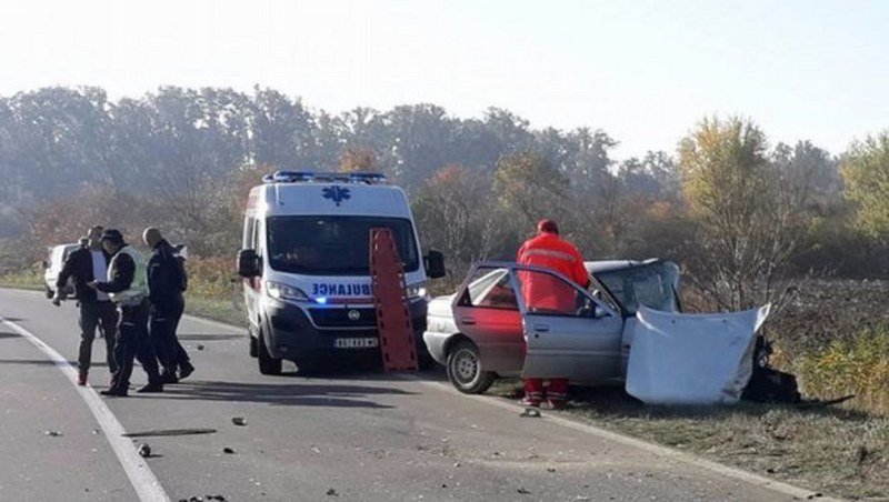 Jezive fotografije sa Zrenjaninca: Vatrogasci vade tela preživelih (Foto)